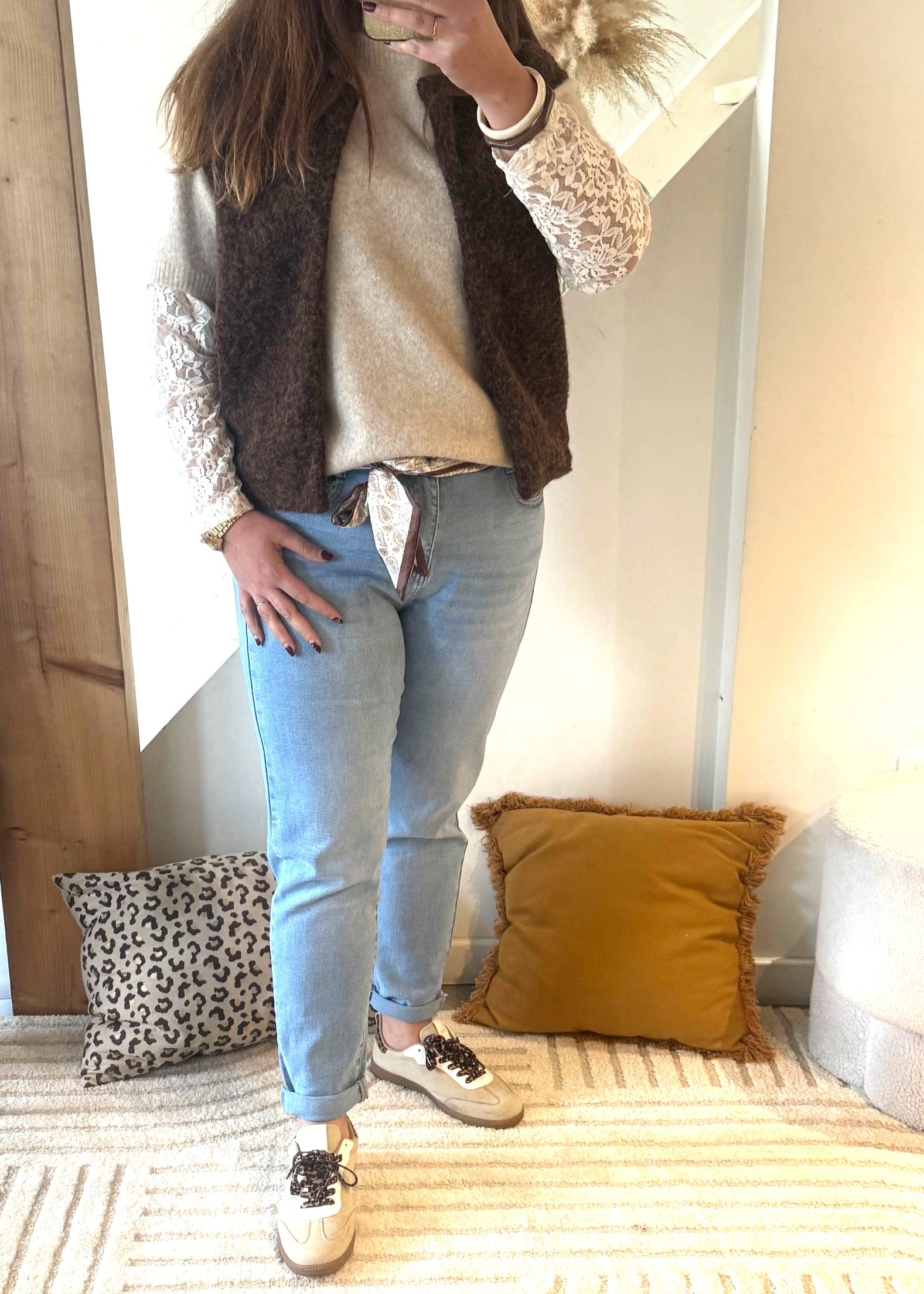 Image principale

Jean mom fit bleu clair femme à taille légèrement haute

Image portée

Jean mom fit bleu clair porté avec pull pour look casual

Détail coupe

Détail de la coupe mom fit sur jean femme bleu clair