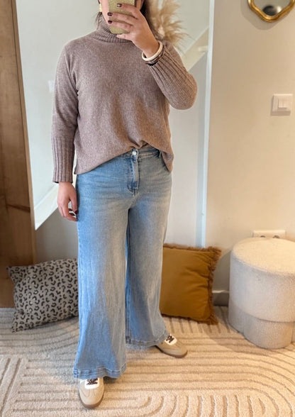 Image principale

Jean wide leg bleu clair femme à taille haute

Image portée

Jean wide leg bleu clair porté avec maille pour look tendance

Détail bas de jambe

Détail de la coupe large sur jean wide leg femme bleu clair