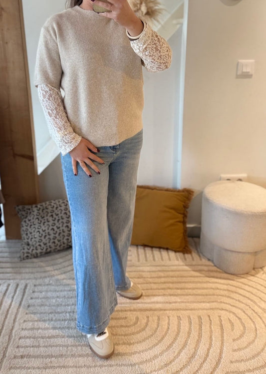 Image principale

Pull beige femme en maille douce avec manches en dentelle

Image portée

Pull beige à manches dentelle porté avec jean pour look chic

Détail manches

Détail de la dentelle sur manches de pull femme beige