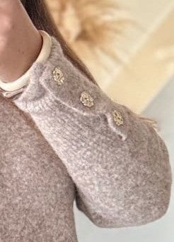 Image principale

Pull beige chiné femme en maille douce avec boutons dorés

Image portée

Pull beige chiné porté avec jean pour look chic et confortable

Détail manches

Détail des boutons dorés sur manches de pull femme beige chiné