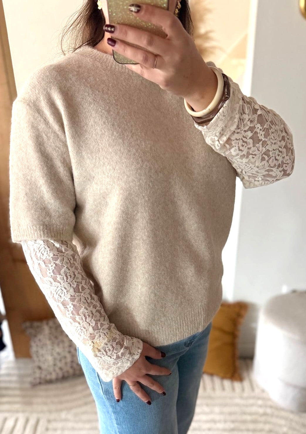 Image principale

Pull beige femme en maille douce avec manches en dentelle

Image portée

Pull beige à manches dentelle porté avec jean pour look chic

Détail manches

Détail de la dentelle sur manches de pull femme beige