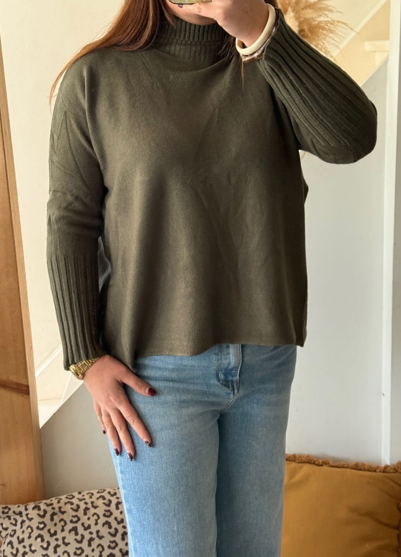 Image principale

Pull col roulé femme en maille douce taille unique 36 au 42

Image portée

Pull col roulé porté avec jean pour look casual chic

Détail maille

Détail de la maille douce sur pull femme col roulé