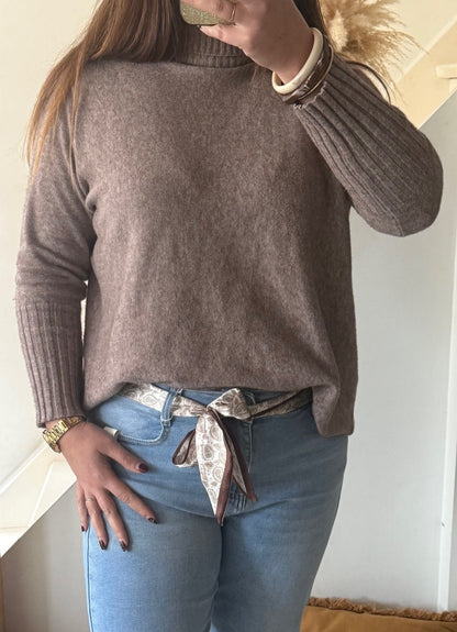 Image principale

Pull col roulé femme en maille douce taille unique 36 au 42

Image portée

Pull col roulé porté avec jean pour look casual chic

Détail maille

Détail de la maille douce sur pull femme col roulé