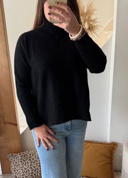 Image principale

Pull col roulé femme en maille douce taille unique 36 au 42

Image portée

Pull col roulé porté avec jean pour look casual chic

Détail maille

Détail de la maille douce sur pull femme col roulé