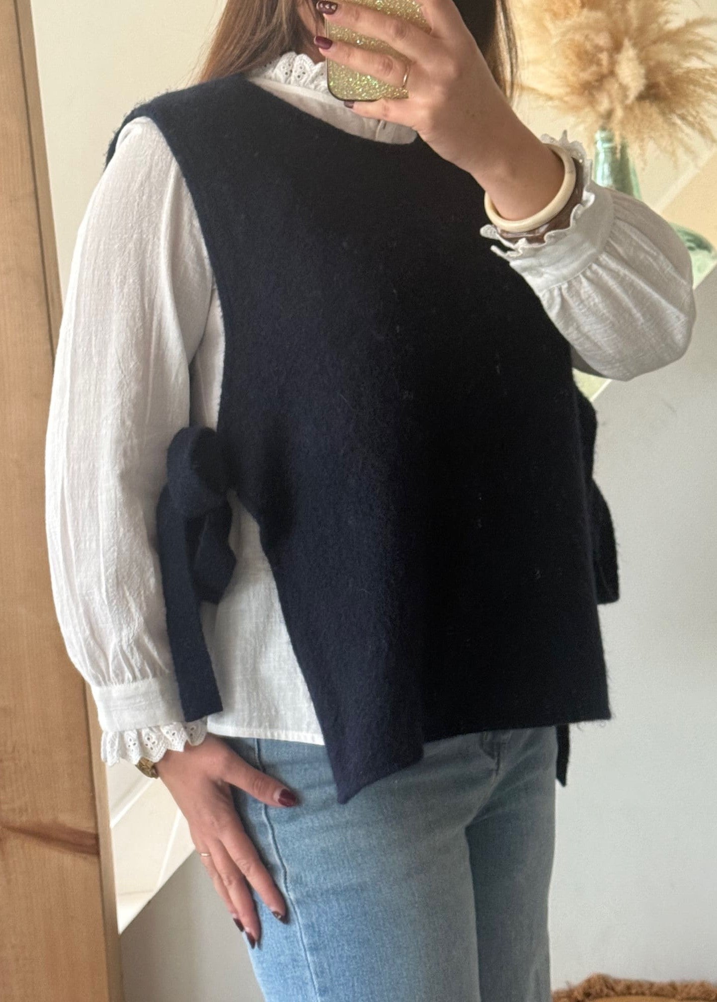 Image principale

Pull sans manches femme à nouer sur les côtés en maille douce

Image portée

Pull sans manches noir à nouer porté sur blouse pour look tendance

Détail liens

Détail des liens à nouer sur les côtés du pull sans manches femme