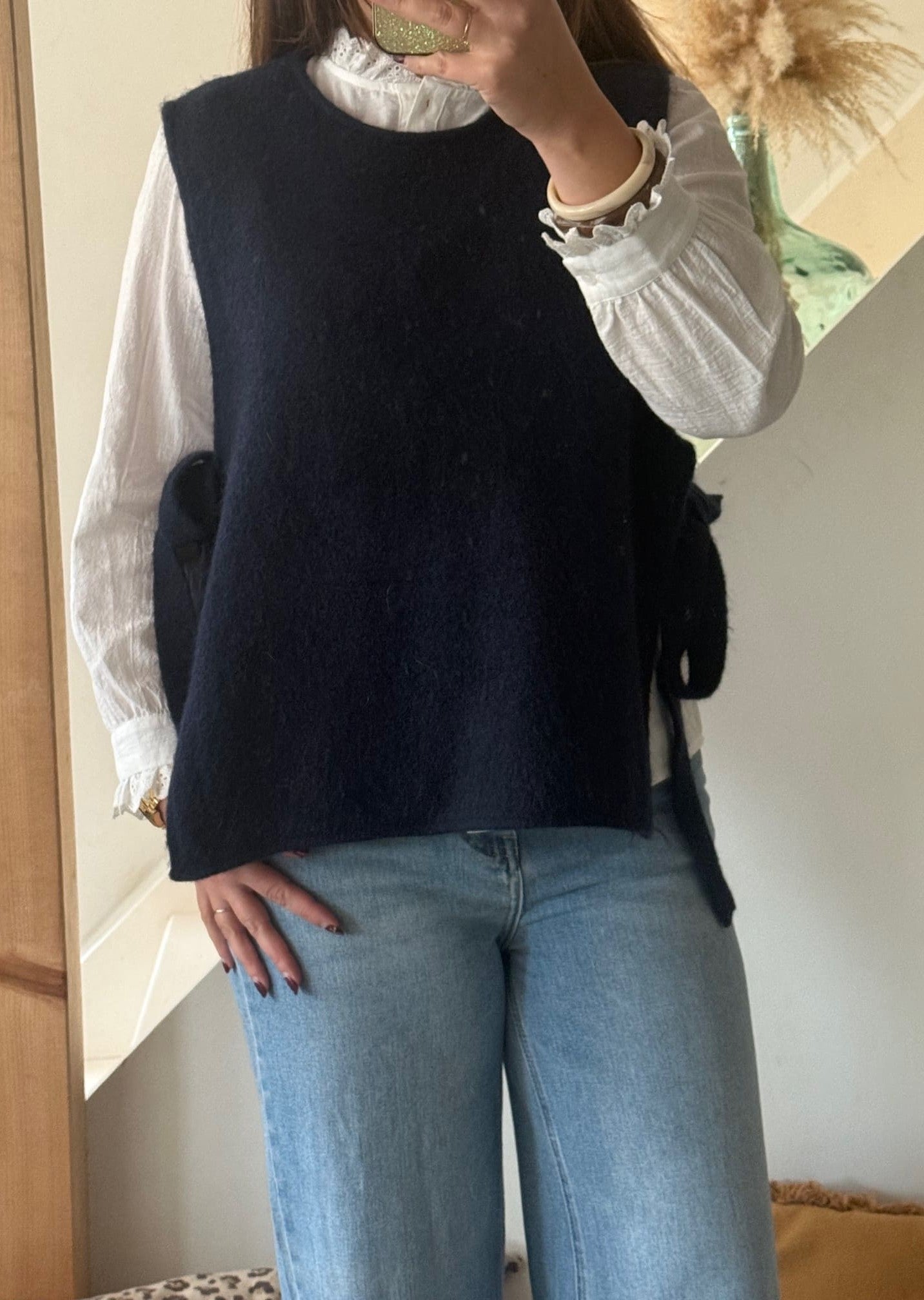 Image principale

Pull sans manches femme à nouer sur les côtés en maille douce

Image portée

Pull sans manches noir à nouer porté sur blouse pour look tendance

Détail liens

Détail des liens à nouer sur les côtés du pull sans manches femme