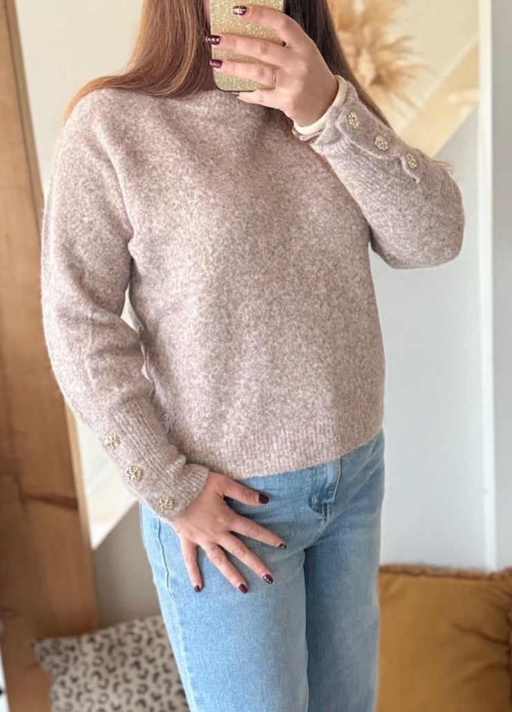 Image principale

Pull beige chiné femme en maille douce avec boutons dorés

Image portée

Pull beige chiné porté avec jean pour look chic et confortable

Détail manches

Détail des boutons dorés sur manches de pull femme beige chiné