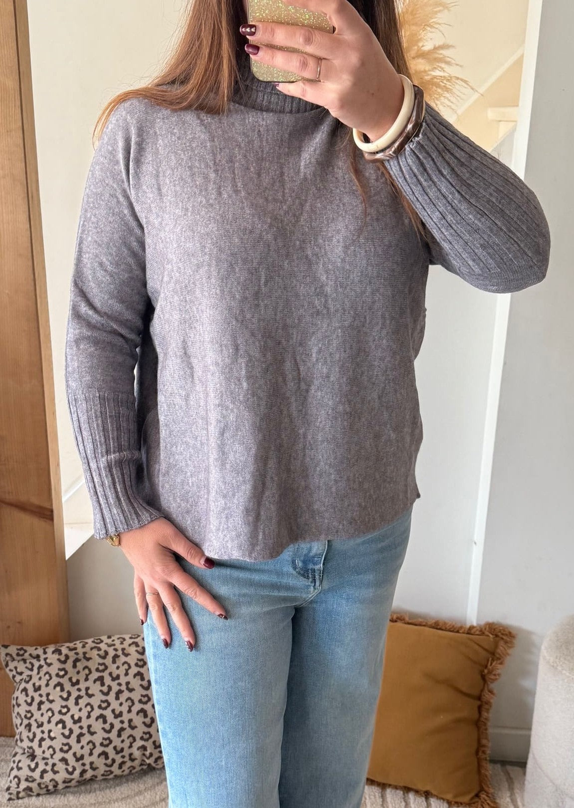 Image principale

Pull col roulé femme en maille douce taille unique 36 au 42

Image portée

Pull col roulé porté avec jean pour look casual chic

Détail maille

Détail de la maille douce sur pull femme col roulé