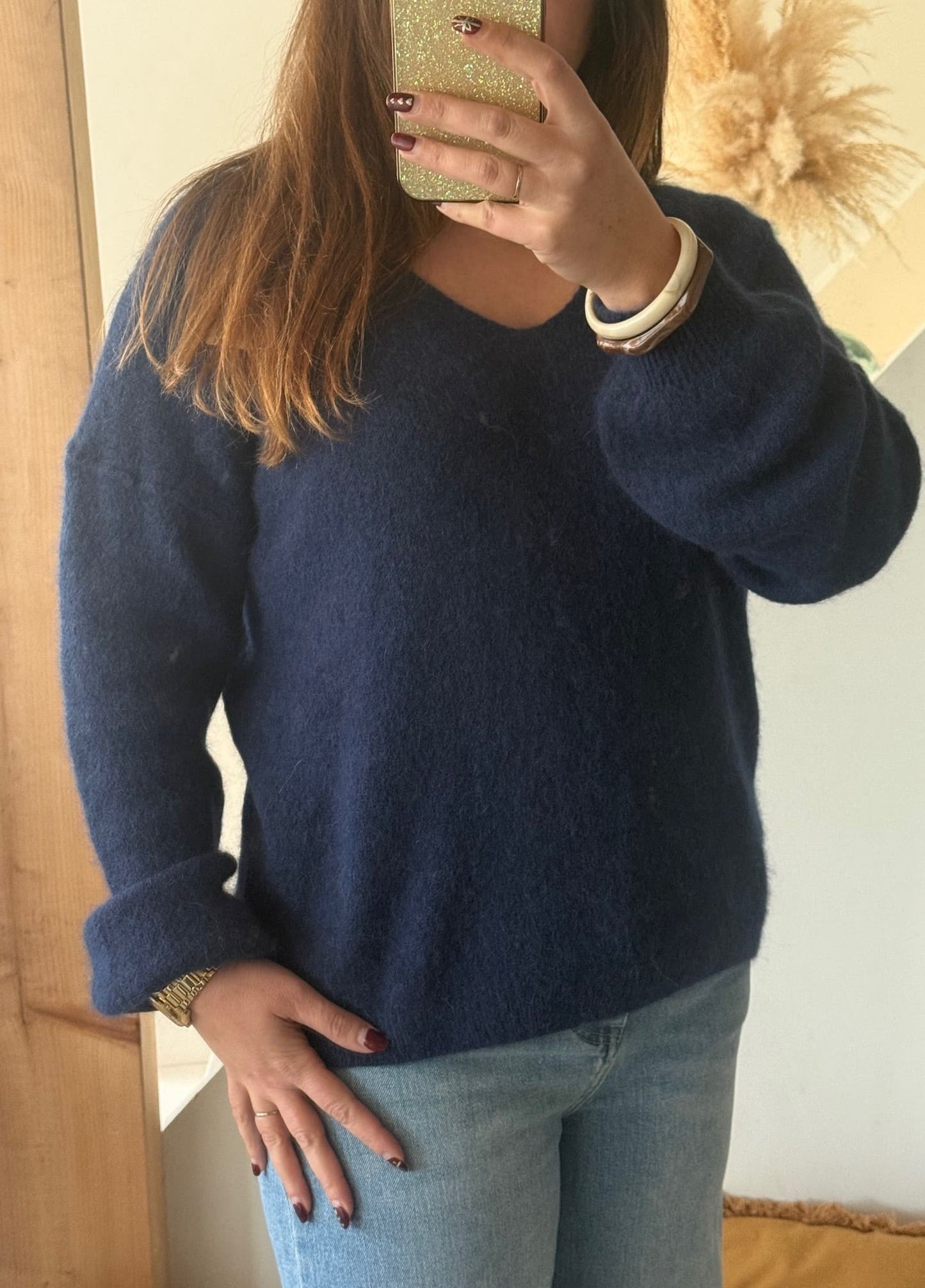 Image principale

Pull bleu marine femme en maille douce à col V

Image portée

Pull bleu marine porté avec jean pour look chic et confortable

Détail maille

Détail de la maille douce sur pull femme bleu marine