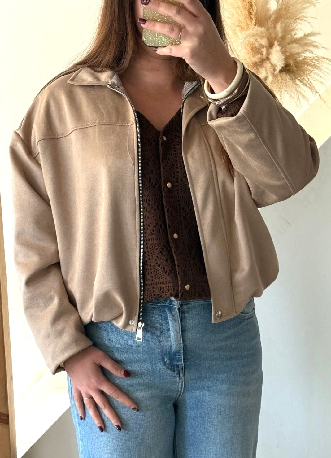 Image principale

Veste bomber beige femme zippée en matière douce

Image portée

Veste bomber beige portée avec jean pour look casual chic

Détail fermeture

Détail de la fermeture zippée sur veste bomber femme beige